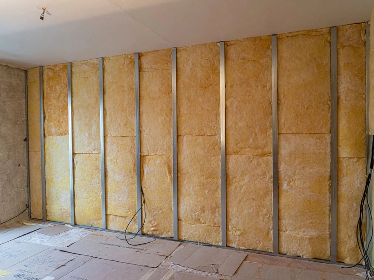 Glass wool insulation detail for acoustic assemblies