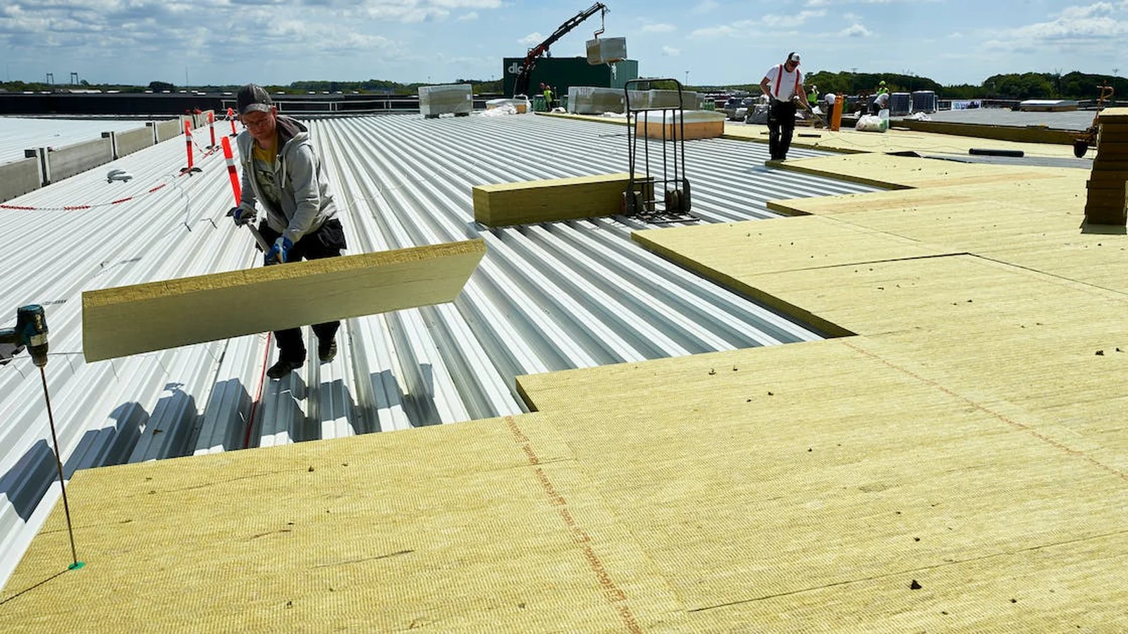 Roof thermal insulation installed in a building roof assembly