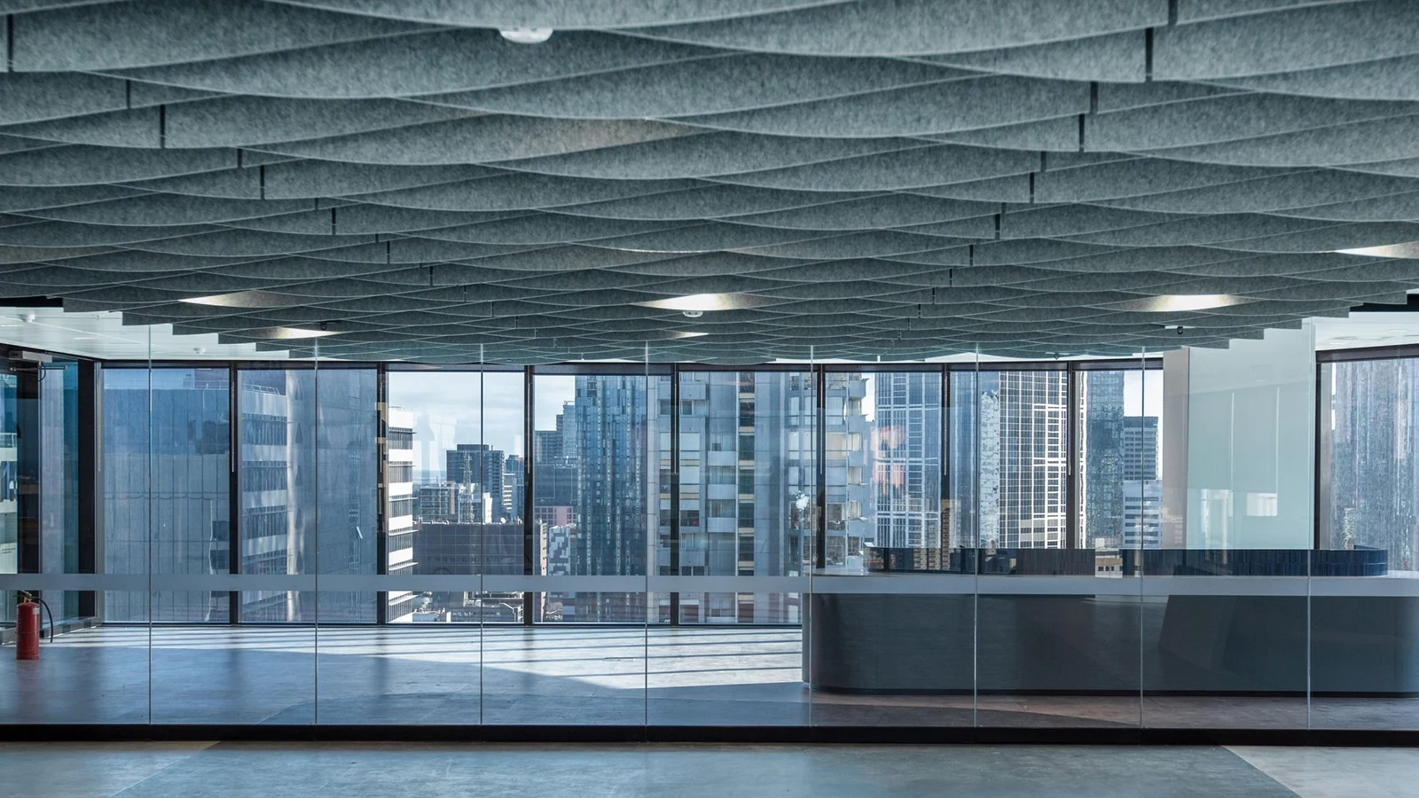 Suspended acoustic insulation for ceilings with sound-absorbing panels in a commercial interior